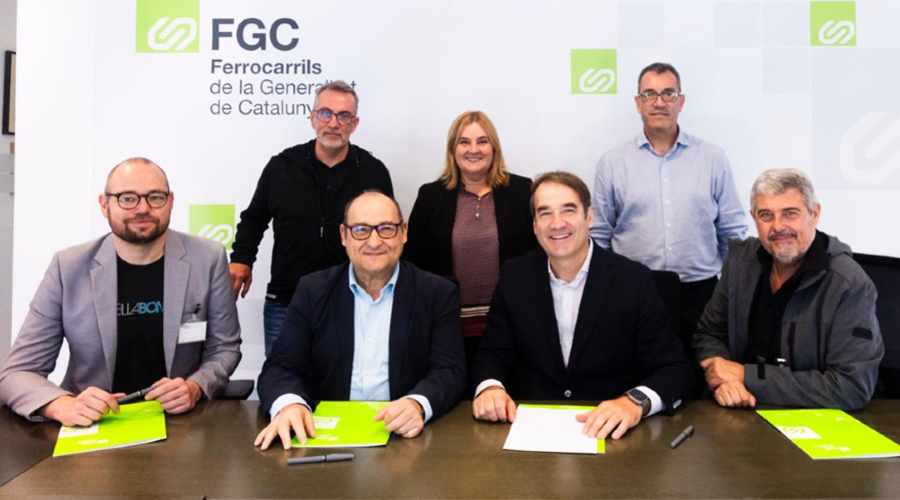 Carles Ruiz I Frederick Wallace, al mig, després de la signatura del conveni (Govern.cat)