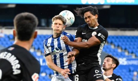 Disputa de la pilota entre jugadors de la Reial Societat i de l'FC Andorra