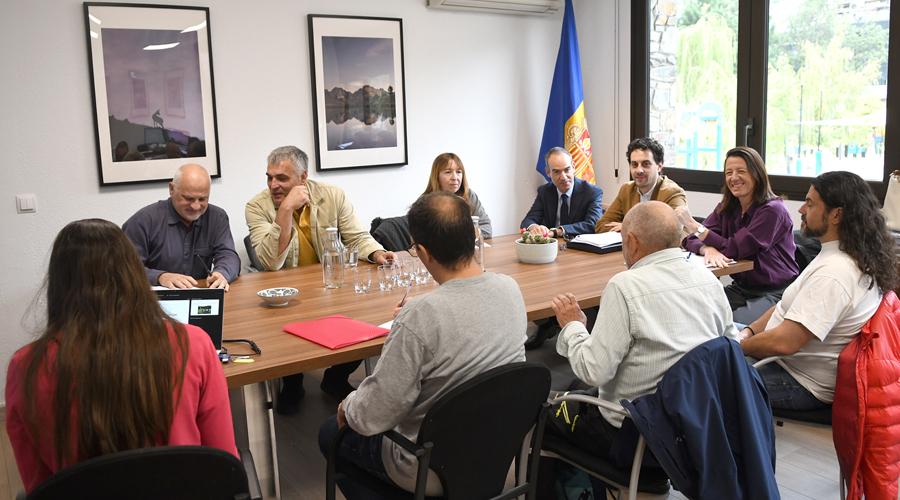 A la dreta, com a caps de taula, Jordi Alcobé, Guillem Casal i Maria del Mar Coma