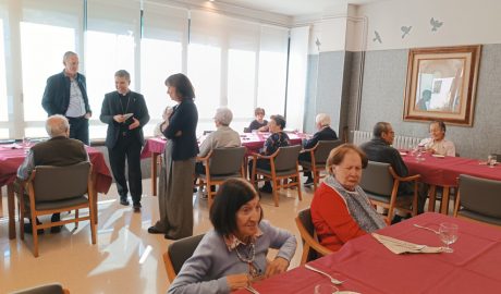 Serrano amb els responsables del centre i amb les persones residents