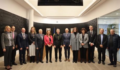 Al centre, el copríncep episcopal en la seva visita al Comú d'Escaldes