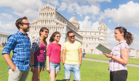 Turistes escoltant una guia