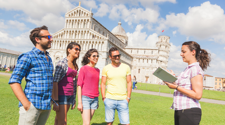 Turistes escoltant una guia