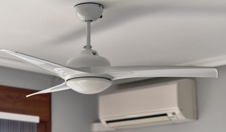 Una habitació amb ventilador i aire condicionat