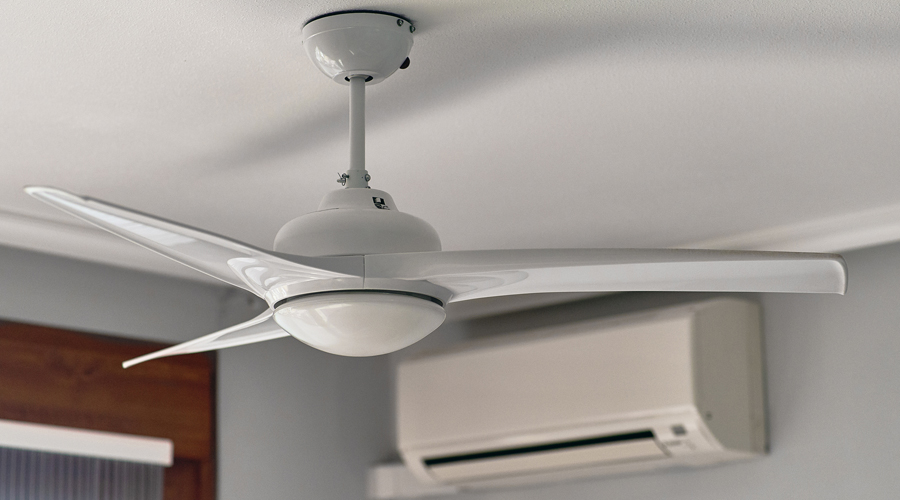 Una habitació amb ventilador i aire condicionat (iStock)