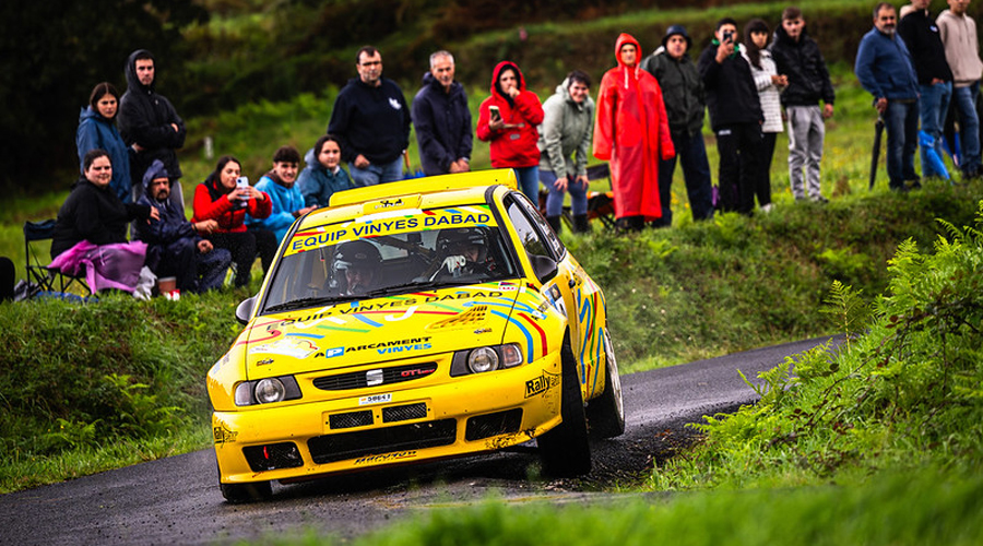 Joan Vinyes i Jordi Mercader, a l'interior del seu vehicle (FotoEsport)