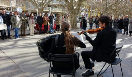 Judit Martell i Joan Gómez posant música a l'acte institucional del 25N