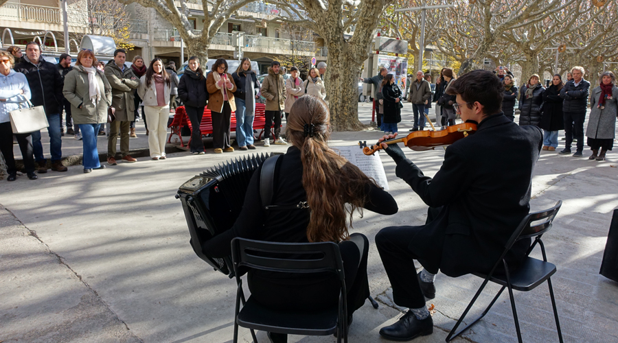 Judit Martell i Joan Gómez posant música a l'acte institucional del 25N (Aj. la Seu)