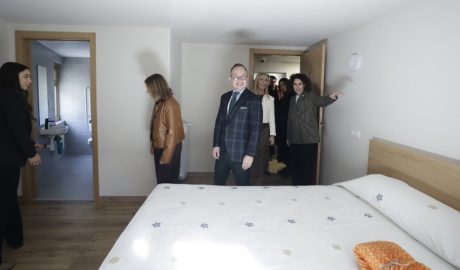 Les autoritats visitant les dependències de l'Arca d'Aixovall