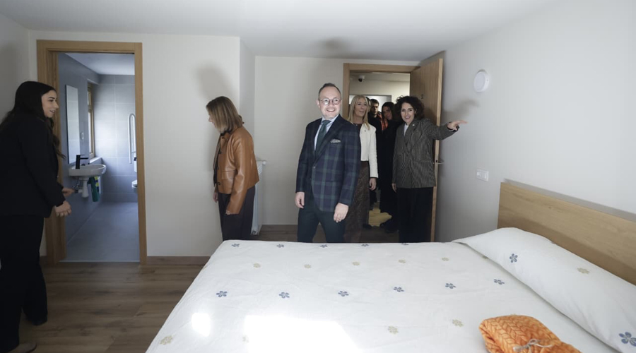 Les autoritats visitant les dependències de l'Arca d'Aixovall (SFGA)