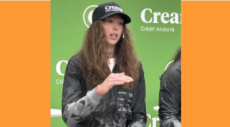 Carla Mijares explicant com és la pista de Levi