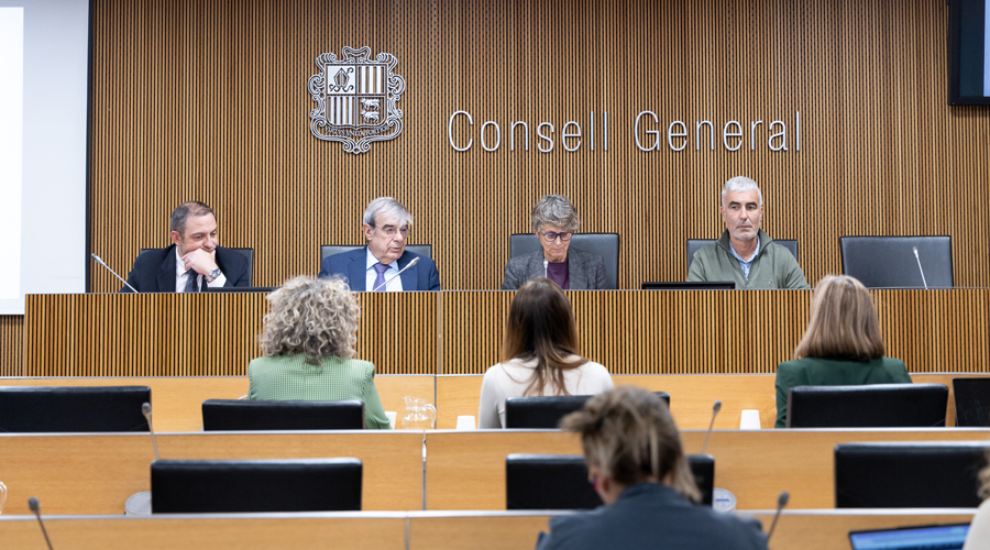 Segon per l'esquerra, el ministre d'Educació, Ladislau Baró (SFGA)