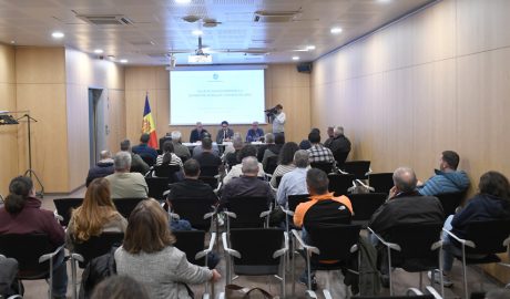 Al fons, al centre, el ministre, Guillem Casal, davant el sector ramader andorrà