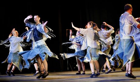 Una imatge de l'espectacle "Com pesa la Terra", de l'Esbart Sant Romà