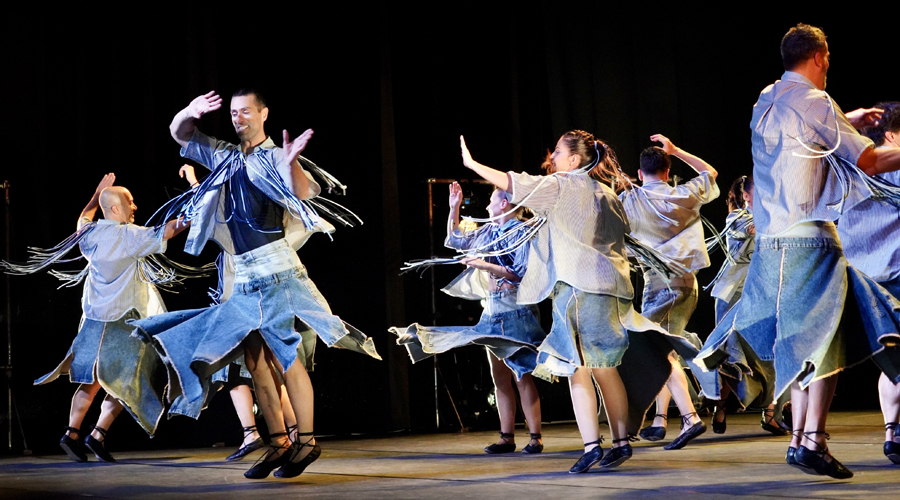Una imatge de l'espectacle "Com pesa la Terra", de l'Esbart Sant Romà (Comú d'Encamp)