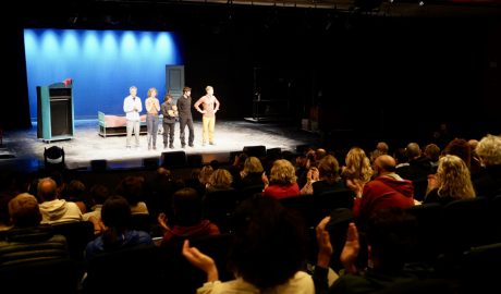 El públic, aplaudint al final de l'espectacle