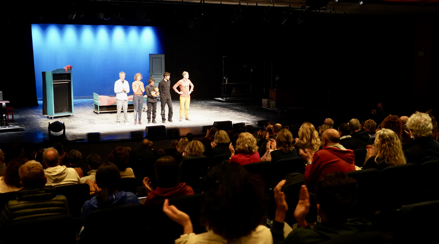 El públic, aplaudint al final de l'espectacle (Comú d'Encamp)