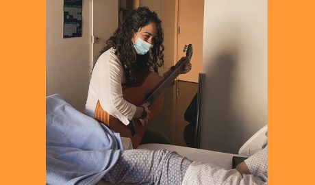 La musicoterapeuta cerdana, Laia Font, oferint la seva música a una persona malalta