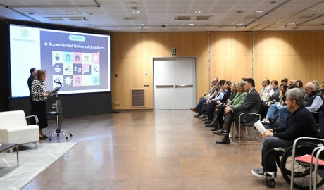 La ministra, Trini Marín, intervenint a les jornades