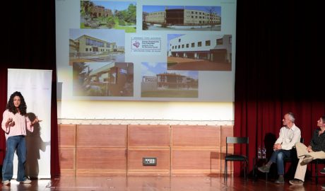 A l'esquerra, la musicoterapeuta Laia Font