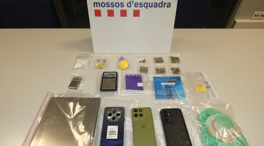 La droga i el material intervingut per la Policia catalana (Mossos d'Esquadra)