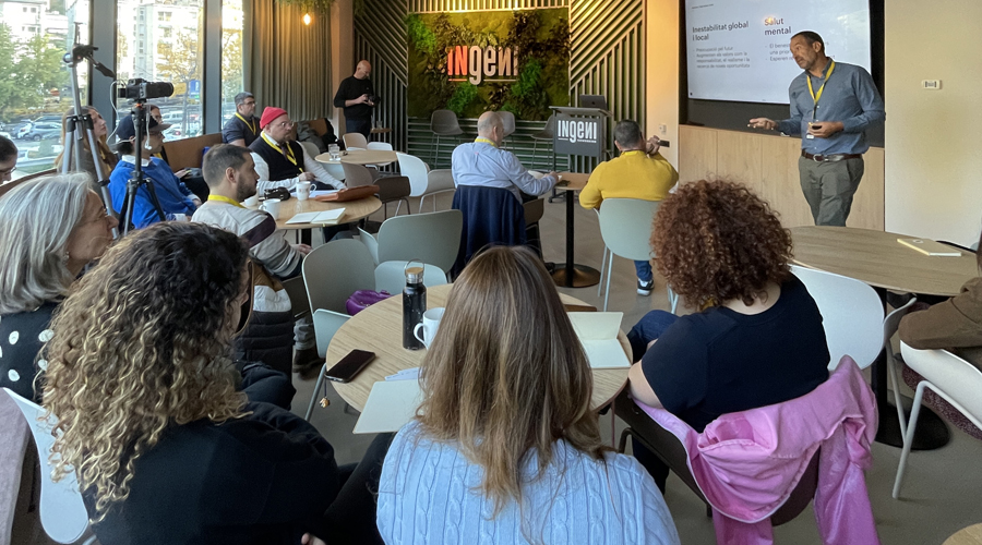 Imatge de la trobada amb els col·laboradors, aquest dimarts (Associació Carnet Jove Andorra)