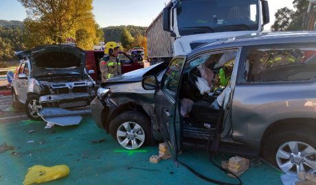 Accident a la C-14, a Bassella, amb tres vehicles implicats