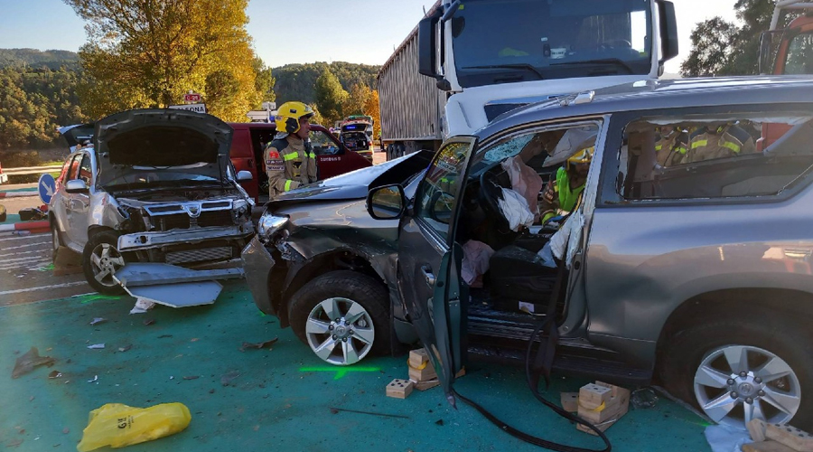 Accident a la C-14, a Bassella, amb tres vehicles implicats (Foto: Bombers Generalitat)