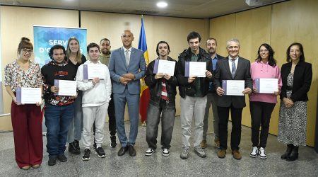 Jordi Puy amb els joves que han participat al programa Activa't