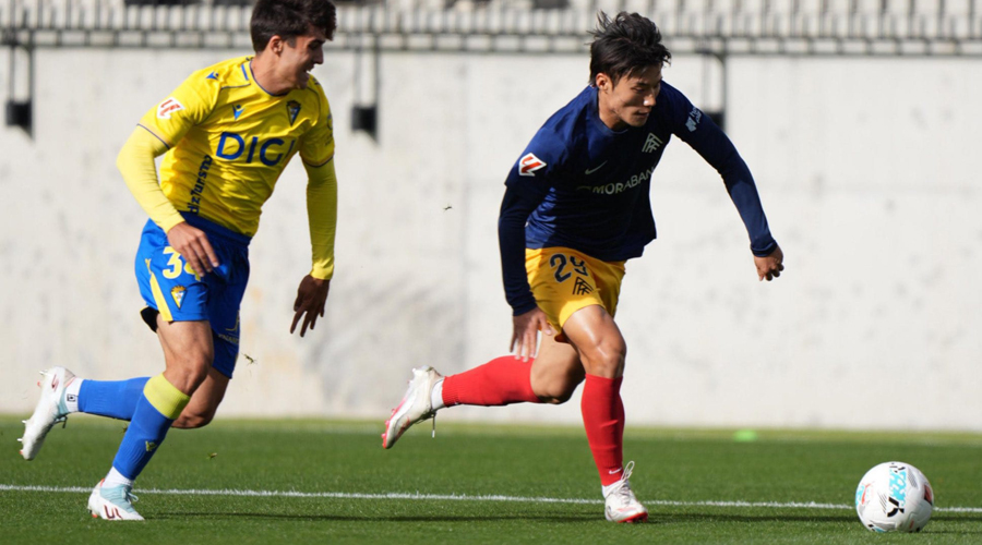 Minsu, conduint una jugada d'atac per als tricolors (FC Andorra)