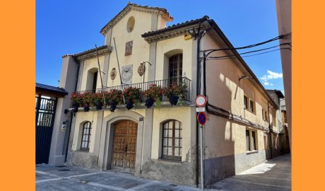 L'edifici dels antics jutjats de la Seu d'Urgell, amb el carrer de l'Escorxador a la dreta