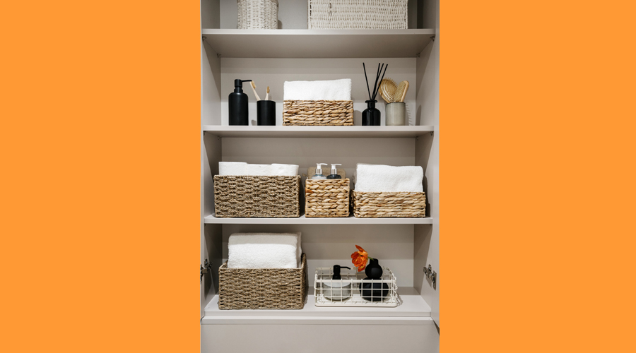 Un moble auxiliar que permet tenir el bany ben ordenat (AMIC)