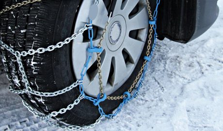 Un vehicle utilitzant cadenes a causa de la neu