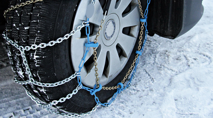 Un vehicle utilitzant cadenes a causa de la neu (Pixabay)