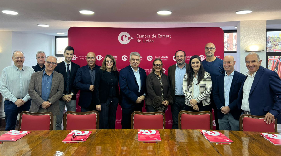 Foto de grup dels membres d'ambdues cambres de comerç (CCIS)