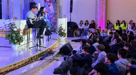 Cesc Sansalvadó i Mariona Escoda, actuant al Canòlich Music davant dels alumnes