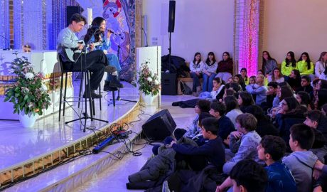 Cesc Sansalvadó i Mariona Escoda, actuant al Canòlich Music davant dels alumnes