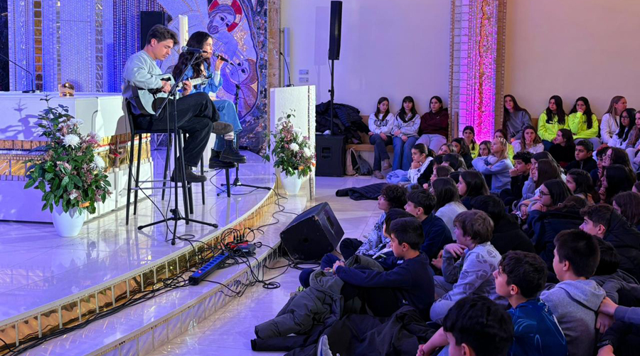 Cesc Sansalvadó i Mariona Escoda, actuant al Canòlich Music davant dels alumnes (Bisbat d'Urgell)