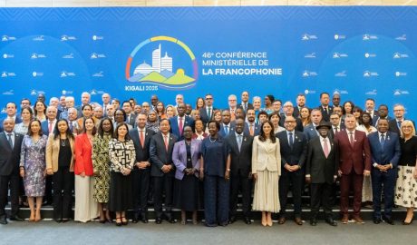 Sisena per l'esquerra, a la primera fila, la ministra Imma Tor