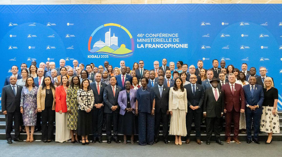 Sisena per l'esquerra, a la primera fila, la ministra Imma Tor (SFGA)