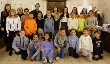 Els membres del Consell d'Infants de la Seu amb les autoritats