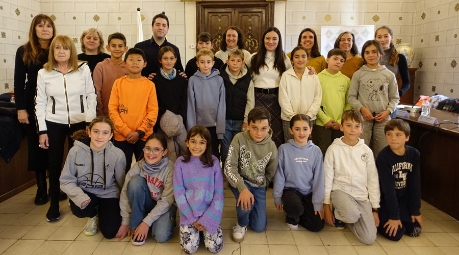 Els membres del Consell d'Infants de la Seu amb les autoritats (Aj. la Seu)