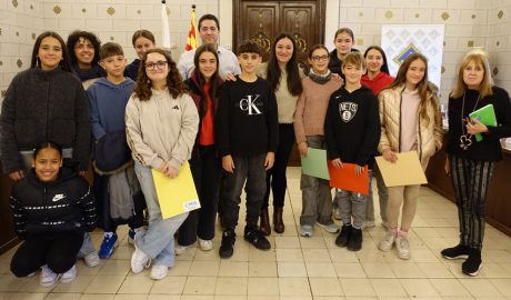 Els representants del Consell Municipal d'Infants amb les autoritats