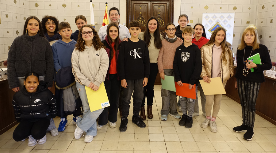 Els representants del Consell Municipal d'Infants amb les autoritats (Aj. la Seu)