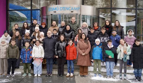 Els membres del Consell d'Infants amb les autoritats