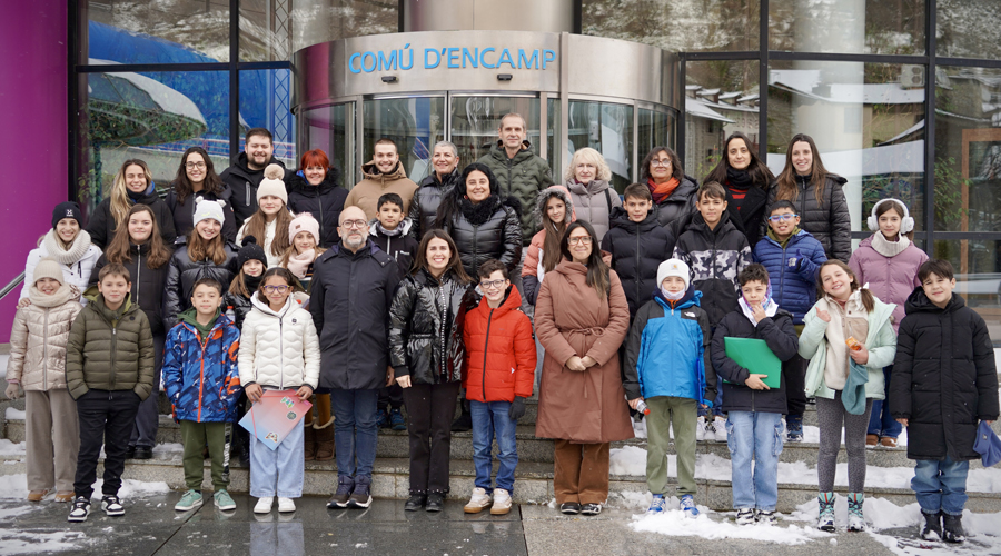 Els membres del Consell d'Infants amb les autoritats (Comú d'Encamp)