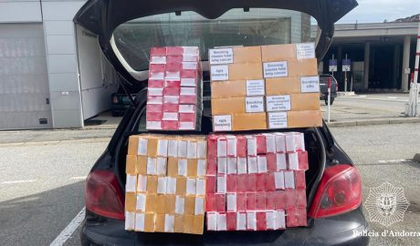 El turisme intervingut carregat amb paquets de tabac