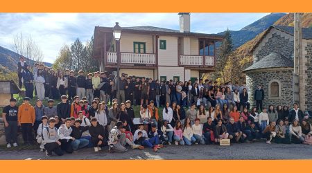 Fotografia grupal de l'acte d'homenatge