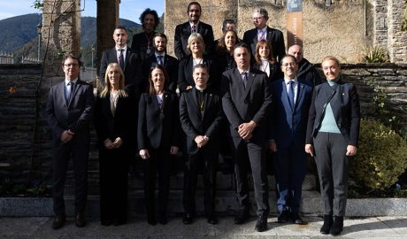 A centre, el copríncep episcopal en la seva visita oficial a Ordino