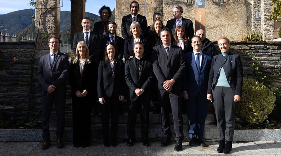 A centre, el copríncep episcopal en la seva visita oficial a Ordino (Comú d'Ordino)